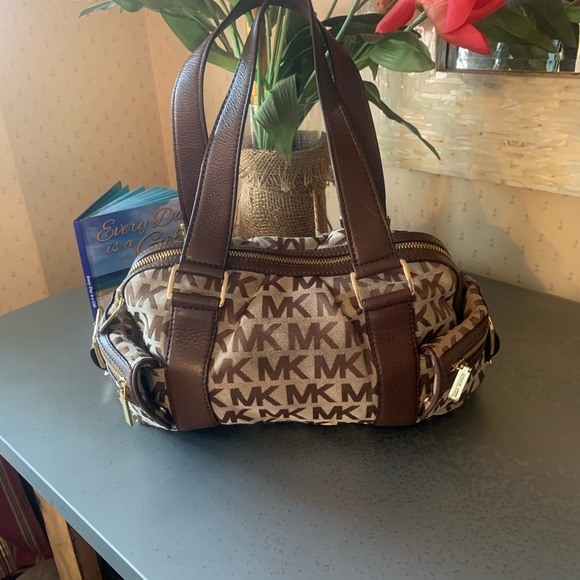 MICHAEL KORS signature monogram Beige Mocha jacquard LARGE satchel. Clean, zips. - Picture 3 of 10
